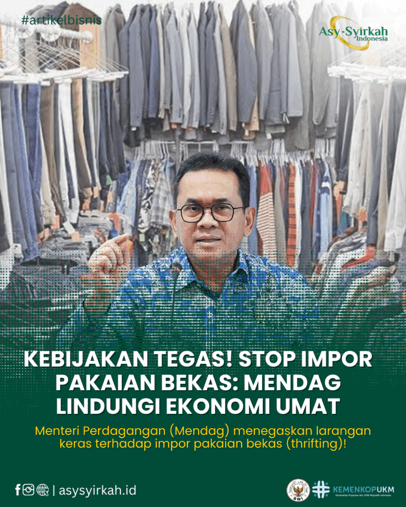 Menteri Perdagangan sedang berpidato menolak Pakaian Bekas Impor di depan tumpukan karung bal-balan pakaian bekas yang disita.