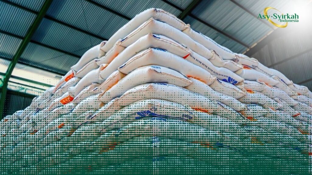 Petugas Bulog sedang mengecek tumpukan karung beras di gudang untuk bantuan beras Bulog nasional.