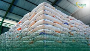 Petugas Bulog sedang mengecek tumpukan karung beras di gudang untuk bantuan beras Bulog nasional.