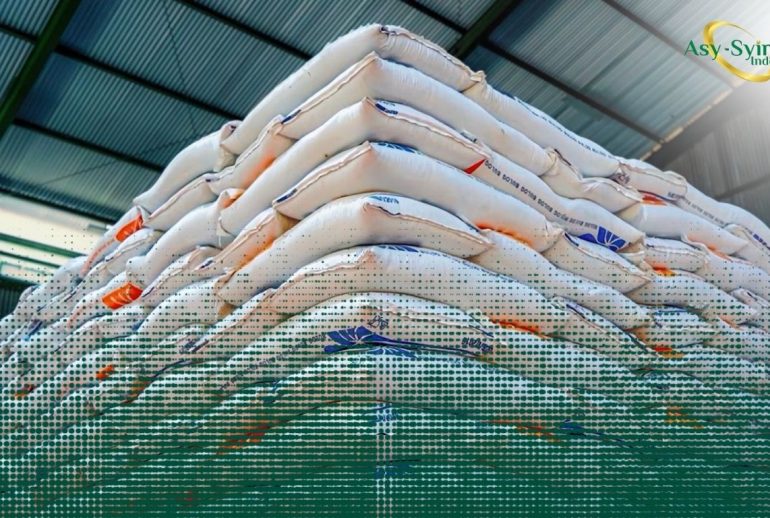 Petugas Bulog sedang mengecek tumpukan karung beras di gudang untuk bantuan beras Bulog nasional.