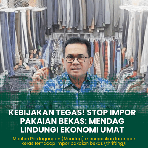 Menteri Perdagangan sedang berpidato menolak Pakaian Bekas Impor di depan tumpukan karung bal-balan pakaian bekas yang disita.